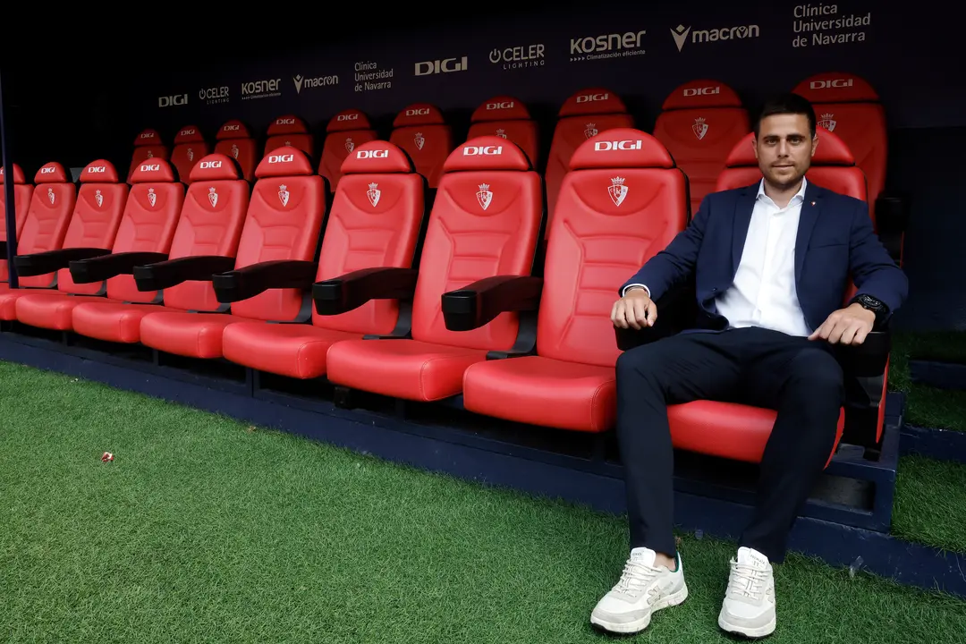 Presentación del nuevo entrenador de Osasuna, Alessio Lisci acompañado del presidente del club Luis Sabalza y el director deportivo Braulio. EFE/ Jesús Diges