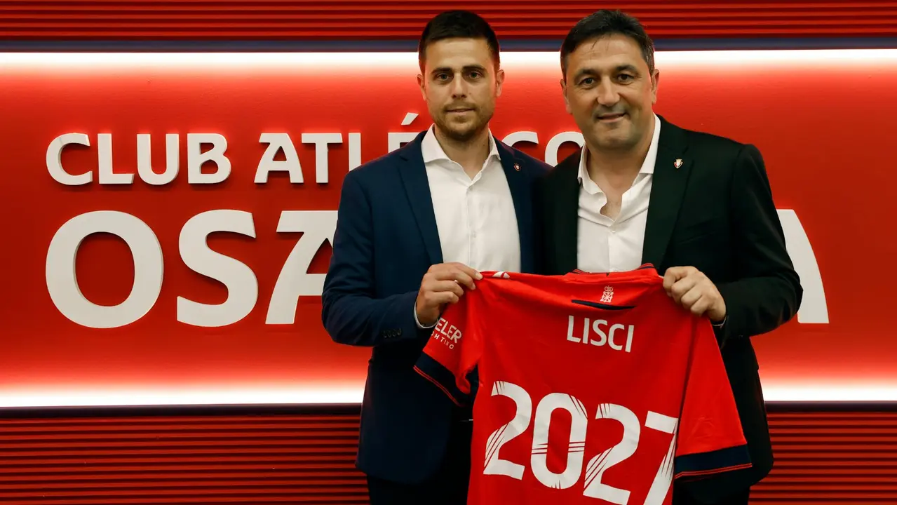 Presentación del nuevo entrenador de Osasuna, Alessio Lisci acompañado del presidente del club Luis Sabalza y el director deportivo Braulio (d). EFE/ Jesús Diges