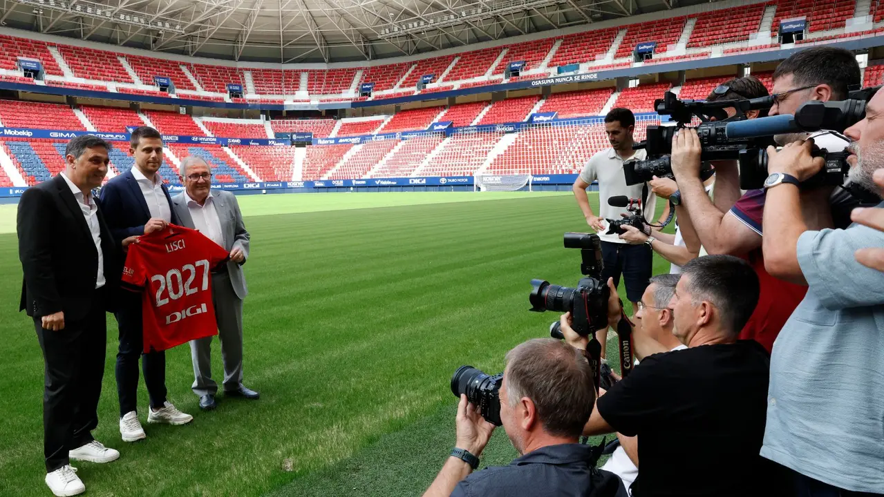 Presentación del nuevo entrenador de Osasuna, Alessio Lisci acompañado del presidente del club Luis Sabalza (d) y el director deportivo Braulio (i). EFE/ Jesús Diges