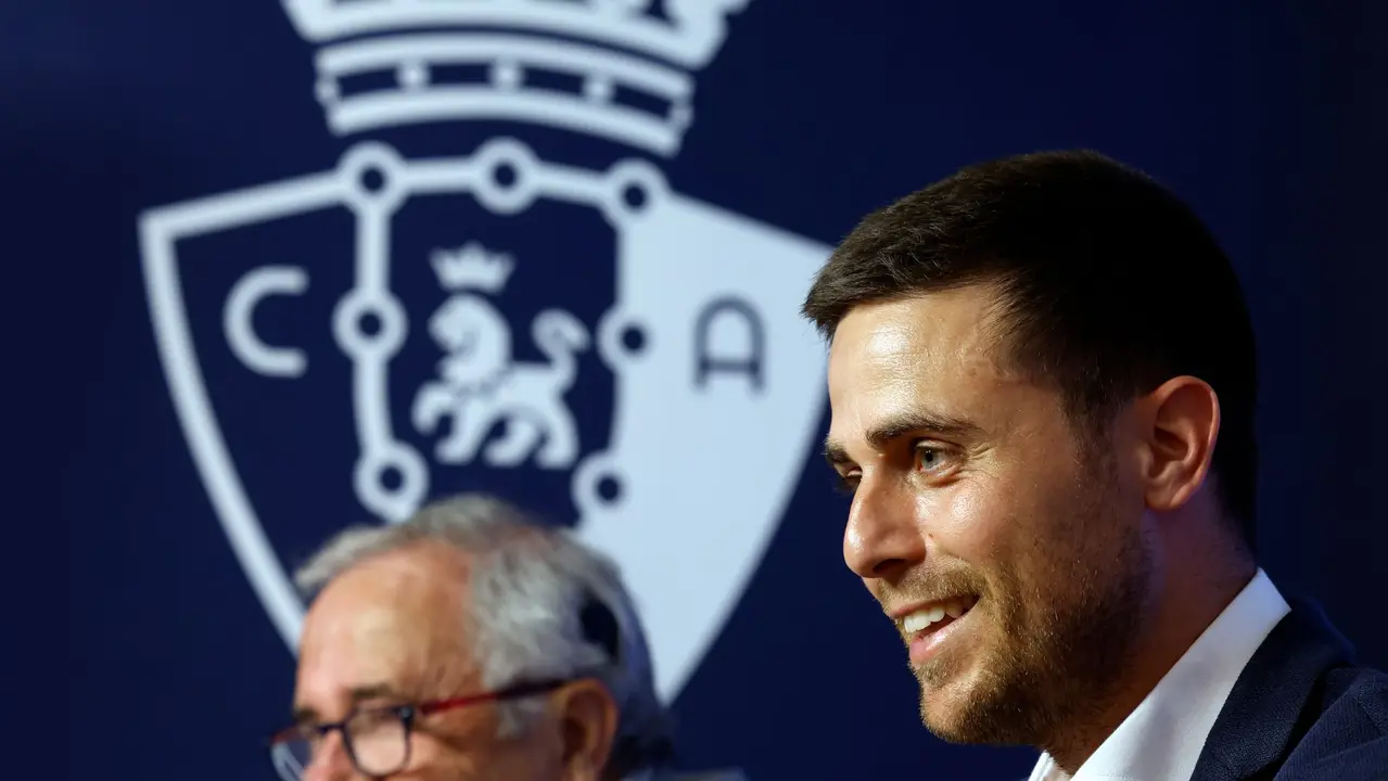 Presentación del nuevo entrenador de Osasuna, Alessio Lisci acompañado del presidente del club Luis Sabalza y el director deportivo Braulio. EFE/ Jesús Diges