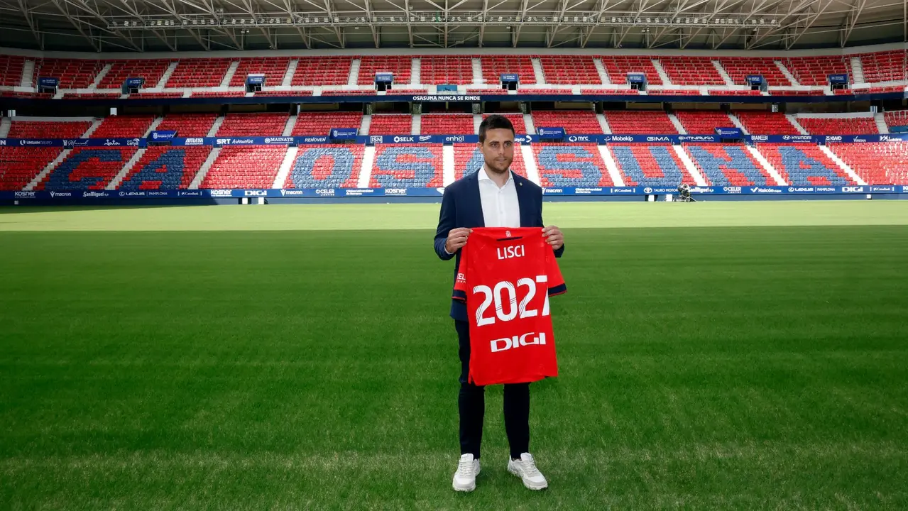 Presentación del nuevo entrenador de Osasuna, Alessio Lisci acompañado del presidente del club Luis Sabalza y el director deportivo Braulio. EFE/ Jesús Diges