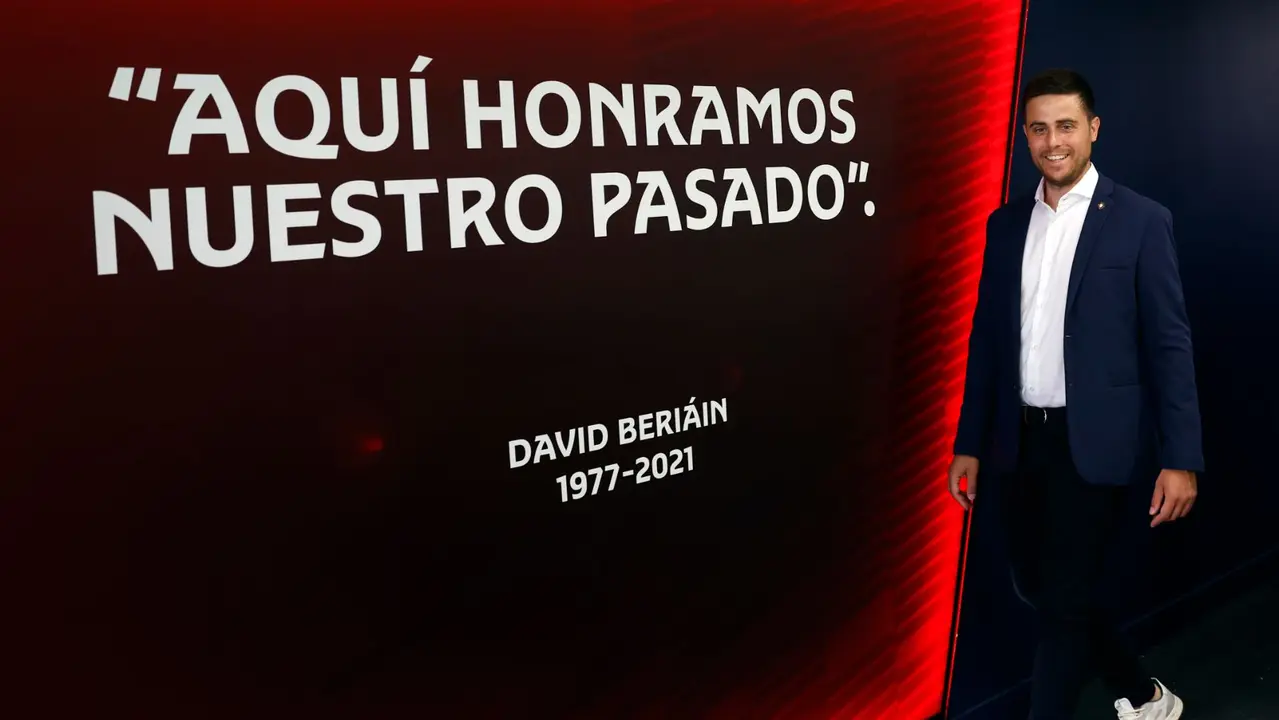 Presentación del nuevo entrenador de Osasuna, Alessio Lisci acompañado del presidente del club Luis Sabalza y el director deportivo Braulio. EFE/ Jesús Diges