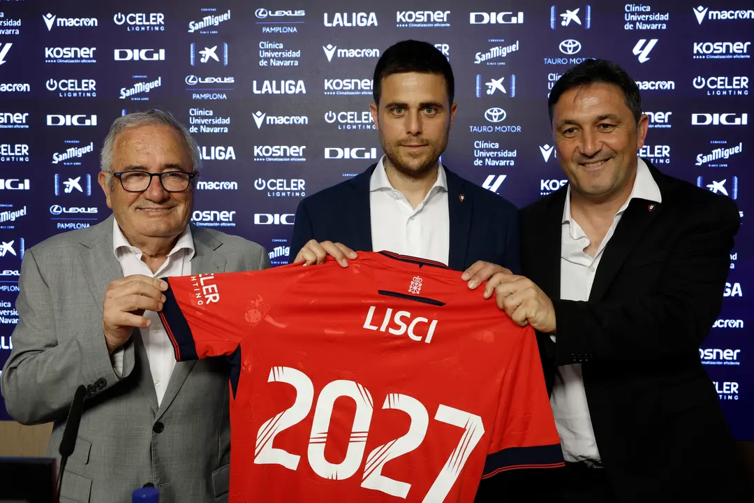 Presentación del nuevo entrenador de Osasuna, Alessio Lisci (c) acompañado del presidente del club Luis Sabalza y el director deportivo Braulio (d). EFE/ Jesús Diges