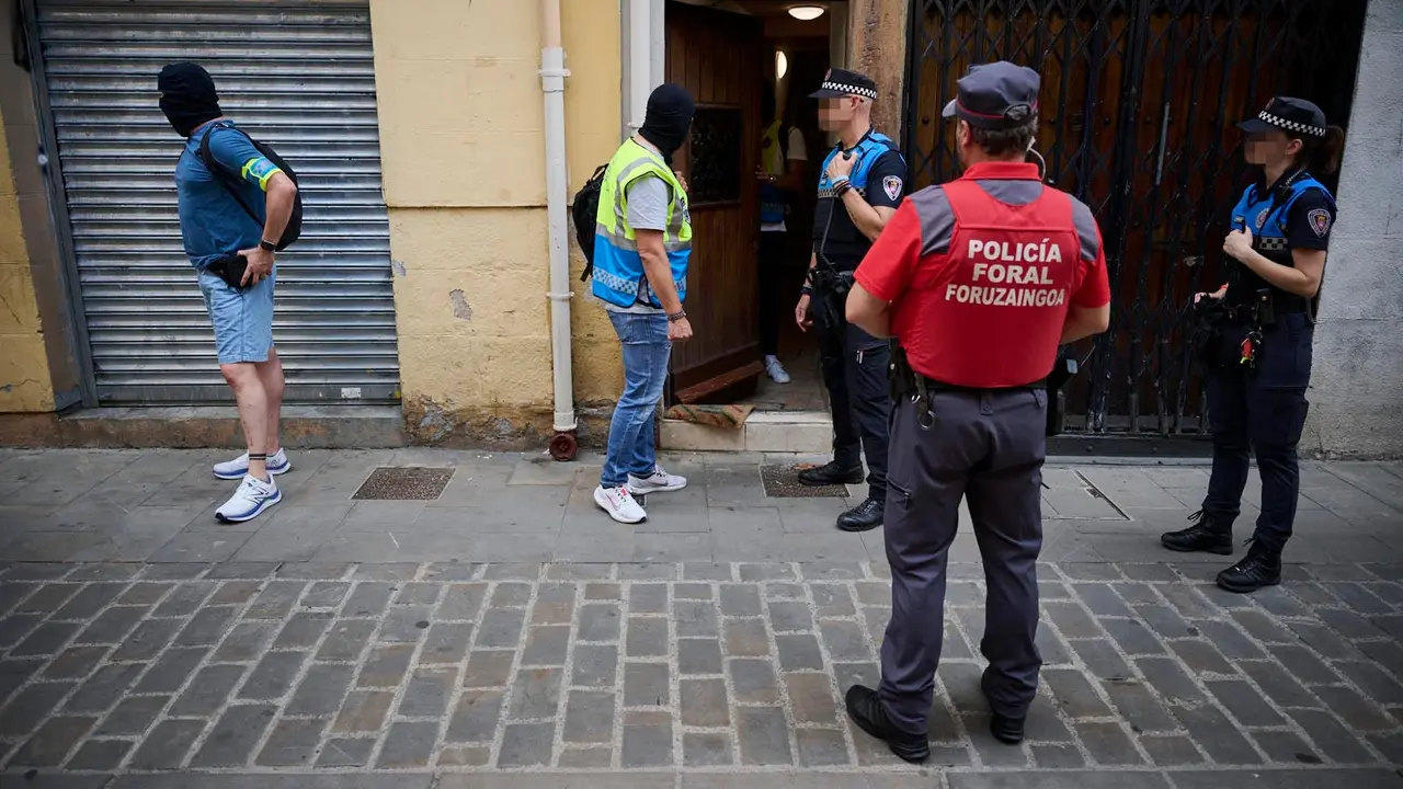 Operación de la Policía Municipal y la Policía Foral contra una banda criminal que actuaba en el Casco Antiguo de Pamplona. PABLO LASAOSA