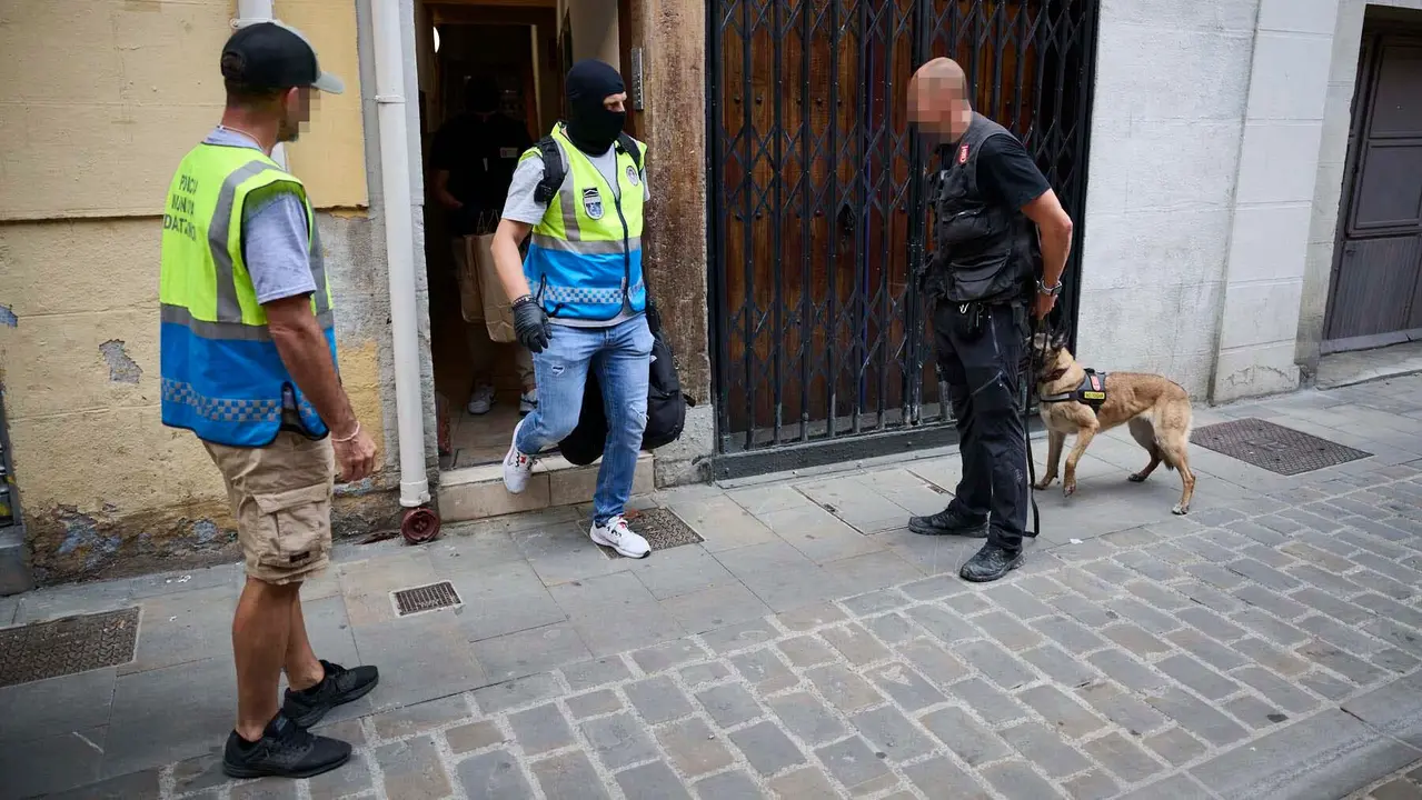 Operación de la Policía Municipal y la Policía Foral contra una banda criminal que actuaba en el Casco Antiguo de Pamplona. PABLO LASAOSA
