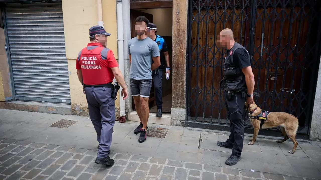 Operación de la Policía Municipal y la Policía Foral contra una banda criminal que actuaba en el Casco Antiguo de Pamplona. PABLO LASAOSA