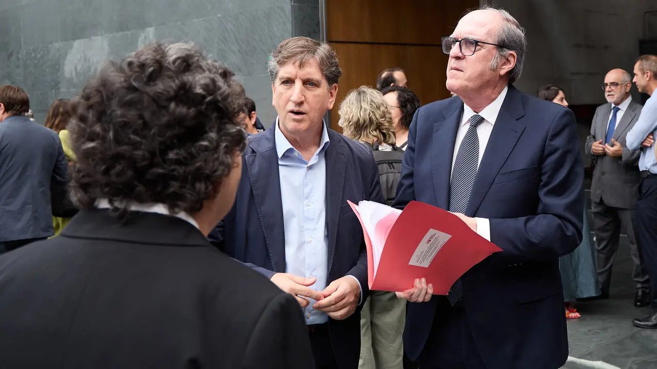 La presidenta de Navarra, María Chivite, y el presidente del Parlamento de Navarra, Unai Hualde, participan en un acto conmemorativo del 25º aniversario de la aprobación de la ley foral del Defensor del Pueblo de Navarra. También participan Ángel Gabilondo, Defensor del Pueblo en el ámbito estatal, y Patxi Vera, Defensor del Pueblo de Navarra. IÑIGO ALZUGARAY