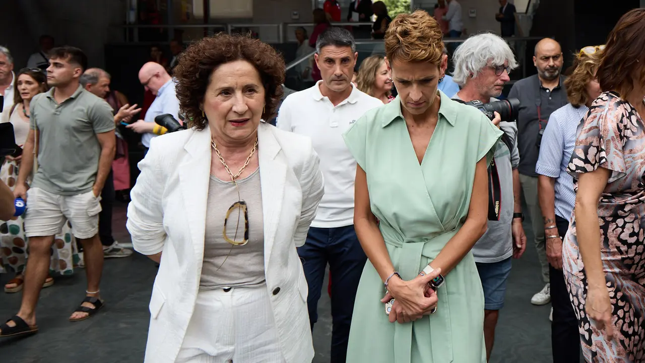 La presidenta de Navarra, María Chivite, y el presidente del Parlamento de Navarra, Unai Hualde, participan en un acto conmemorativo del 25º aniversario de la aprobación de la ley foral del Defensor del Pueblo de Navarra. También participan Ángel Gabilondo, Defensor del Pueblo en el ámbito estatal, y Patxi Vera, Defensor del Pueblo de Navarra. IÑIGO ALZUGARAY