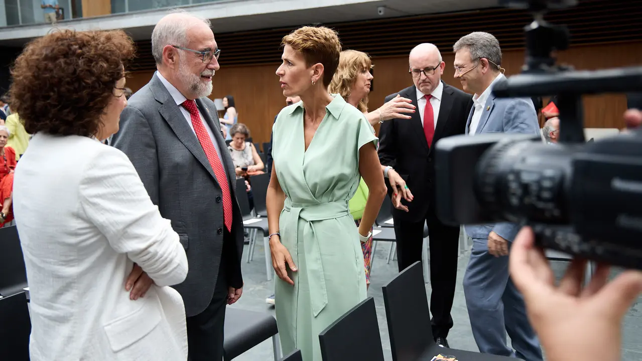 La presidenta de Navarra, María Chivite, y el presidente del Parlamento de Navarra, Unai Hualde, participan en un acto conmemorativo del 25º aniversario de la aprobación de la ley foral del Defensor del Pueblo de Navarra. También participan Ángel Gabilondo, Defensor del Pueblo en el ámbito estatal, y Patxi Vera, Defensor del Pueblo de Navarra. IÑIGO ALZUGARAY
