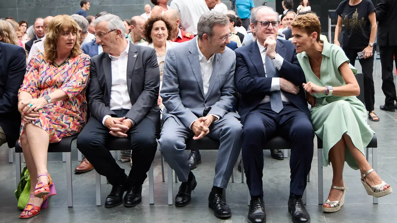 La presidenta de Navarra, María Chivite, y el presidente del Parlamento de Navarra, Unai Hualde, participan en un acto conmemorativo del 25º aniversario de la aprobación de la ley foral del Defensor del Pueblo de Navarra. También participan Ángel Gabilondo, Defensor del Pueblo en el ámbito estatal, y Patxi Vera, Defensor del Pueblo de Navarra. IÑIGO ALZUGARAY