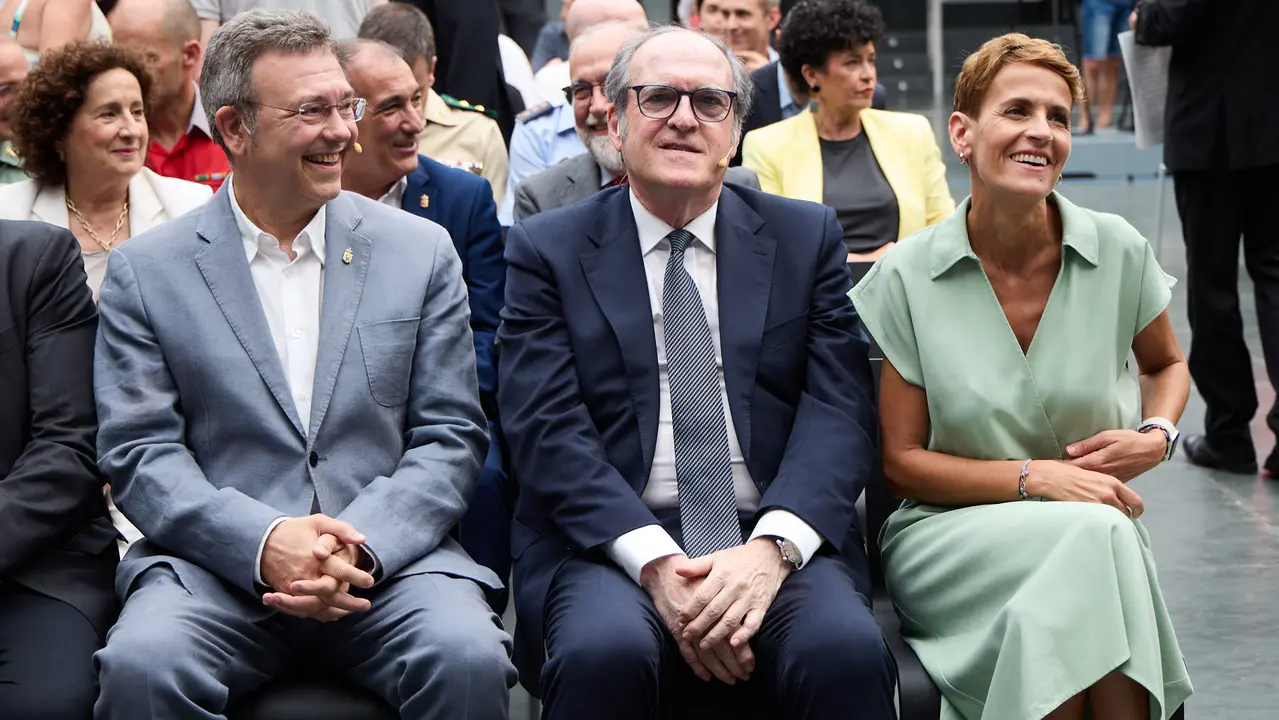 La presidenta de Navarra, María Chivite, y el presidente del Parlamento de Navarra, Unai Hualde, participan en un acto conmemorativo del 25º aniversario de la aprobación de la ley foral del Defensor del Pueblo de Navarra. También participan Ángel Gabilondo, Defensor del Pueblo en el ámbito estatal, y Patxi Vera, Defensor del Pueblo de Navarra. IÑIGO ALZUGARAY