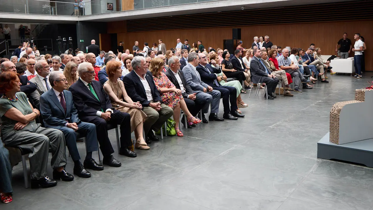 La presidenta de Navarra, María Chivite, y el presidente del Parlamento de Navarra, Unai Hualde, participan en un acto conmemorativo del 25º aniversario de la aprobación de la ley foral del Defensor del Pueblo de Navarra. También participan Ángel Gabilondo, Defensor del Pueblo en el ámbito estatal, y Patxi Vera, Defensor del Pueblo de Navarra. IÑIGO ALZUGARAY