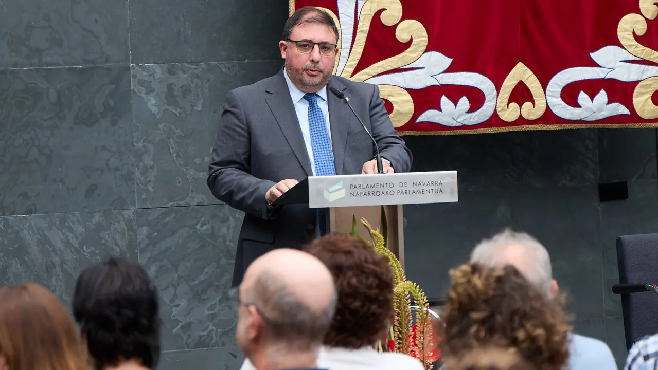 La presidenta de Navarra, María Chivite, y el presidente del Parlamento de Navarra, Unai Hualde, participan en un acto conmemorativo del 25º aniversario de la aprobación de la ley foral del Defensor del Pueblo de Navarra. También participan Ángel Gabilondo, Defensor del Pueblo en el ámbito estatal, y Patxi Vera, Defensor del Pueblo de Navarra. IÑIGO ALZUGARAY