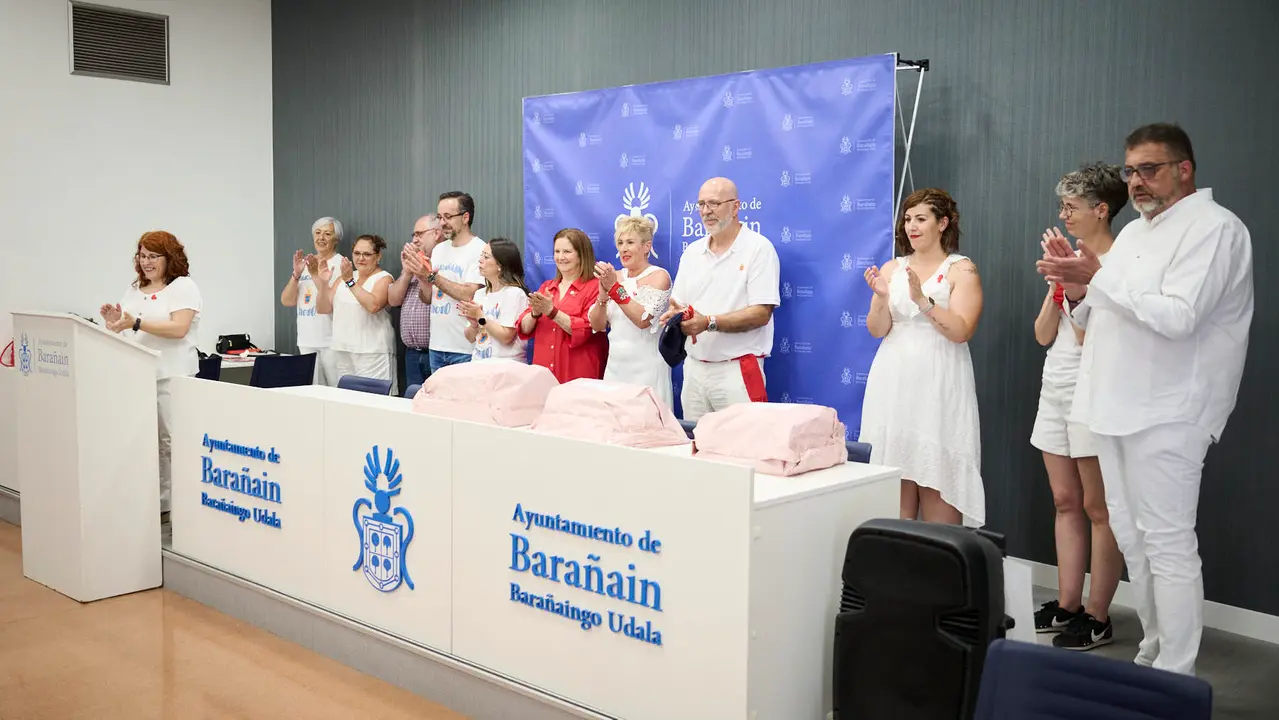Acto de entrega de premios previo al Chupinazo de fiestas de Barañáin 2025. PABLO LASAOSA