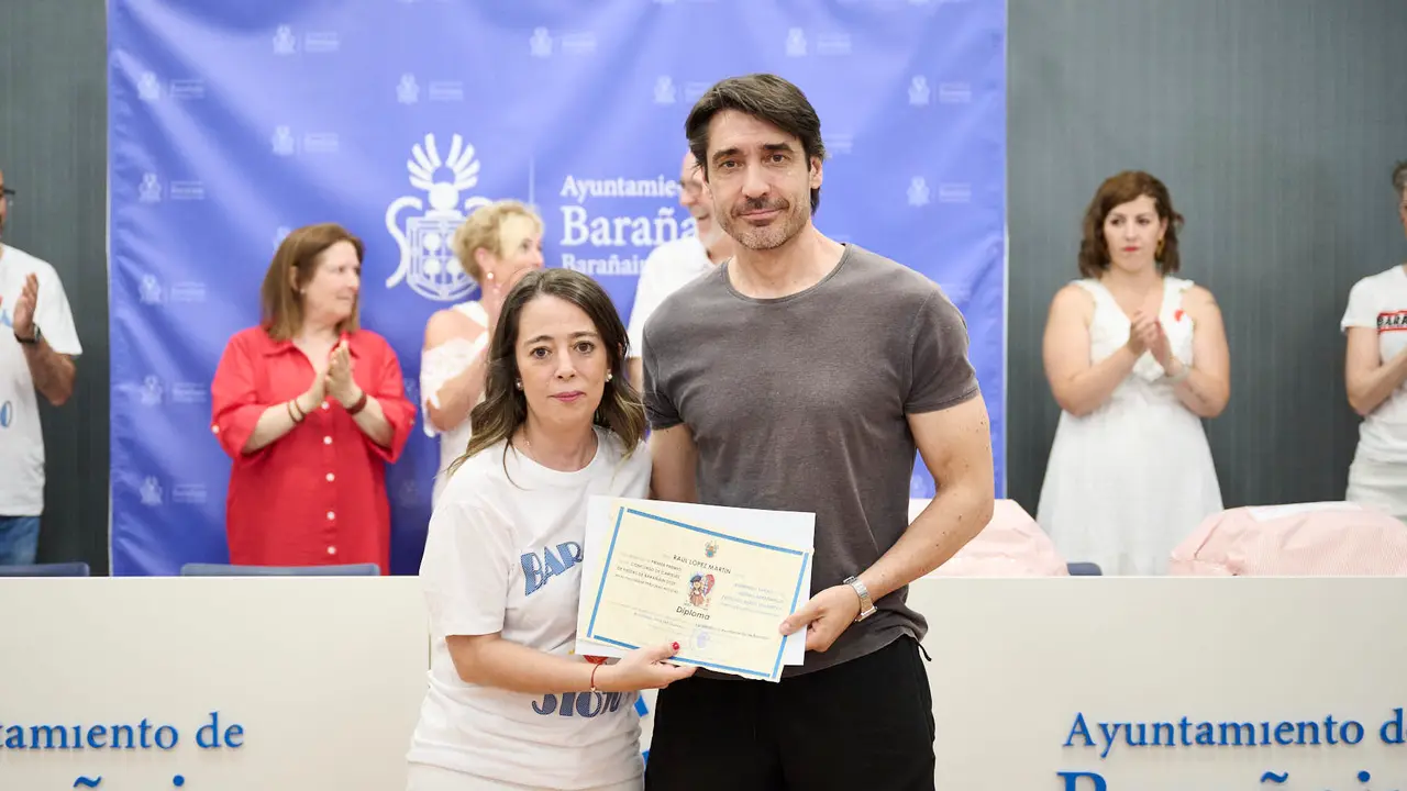 Acto de entrega de premios previo al Chupinazo de fiestas de Barañáin 2025. PABLO LASAOSA