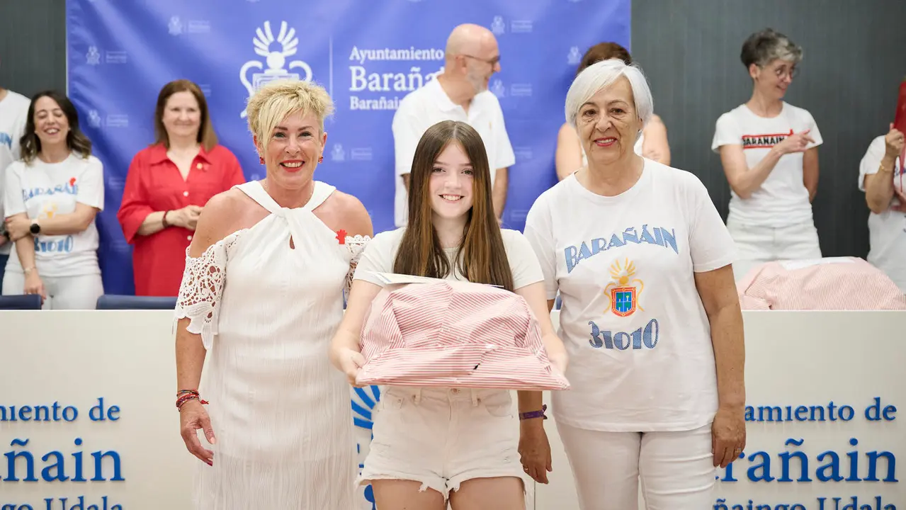 Acto de entrega de premios previo al Chupinazo de fiestas de Barañáin 2025. PABLO LASAOSA