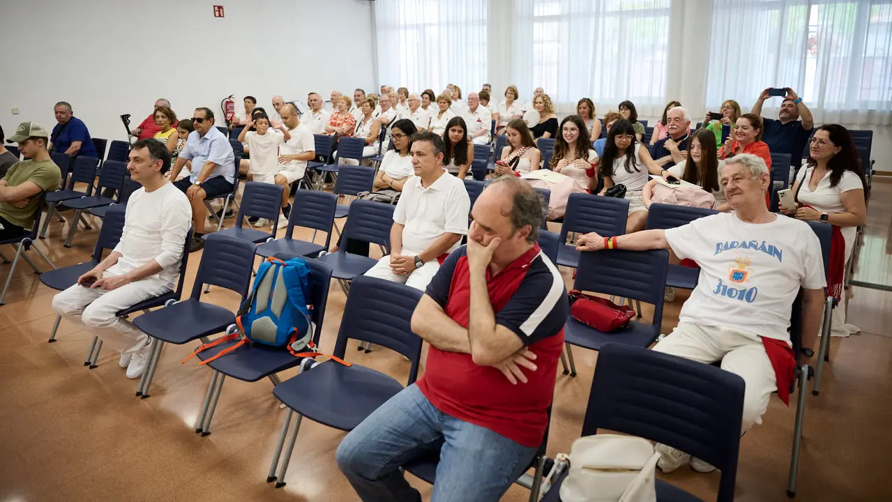 Acto de entrega de premios previo al Chupinazo de fiestas de Barañáin 2025. PABLO LASAOSA