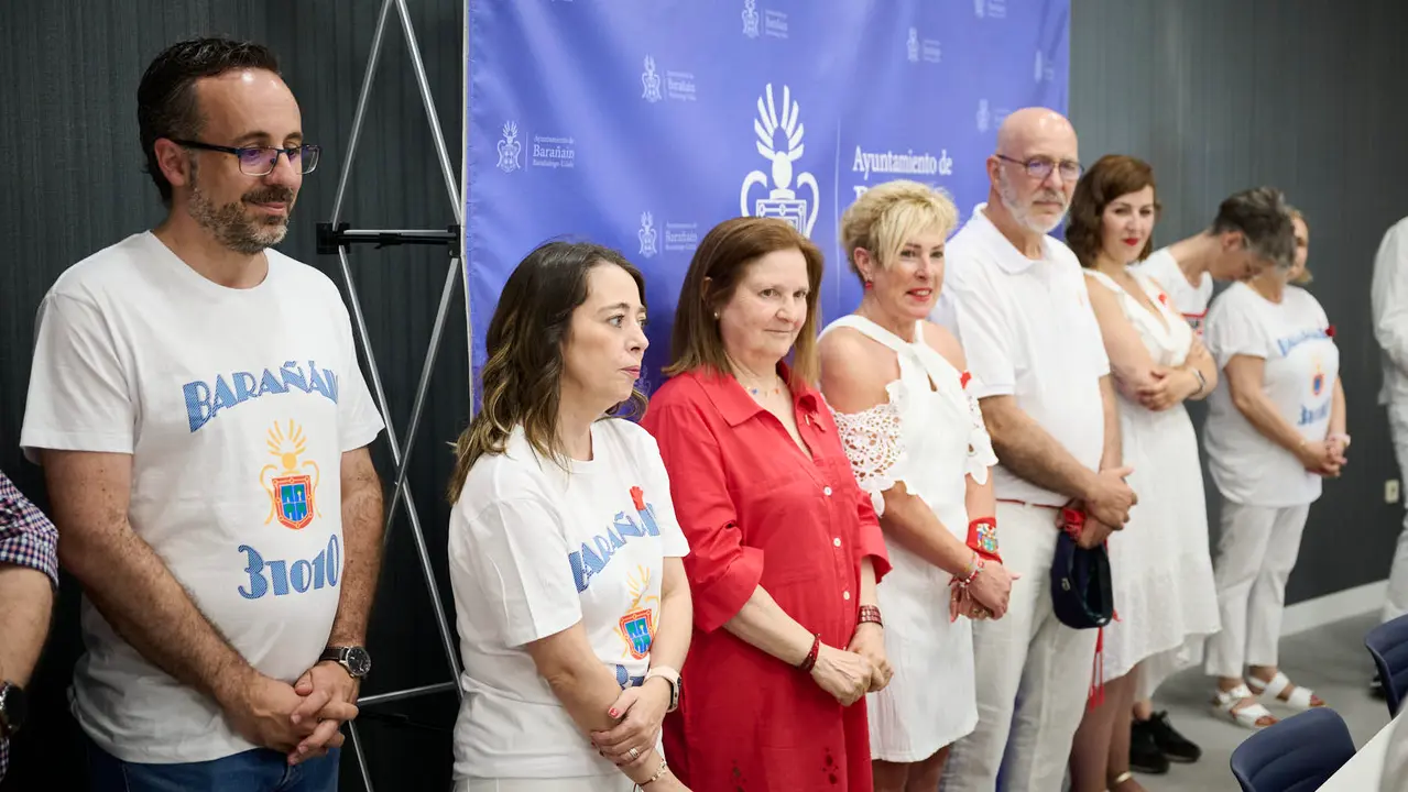 Acto de entrega de premios previo al Chupinazo de fiestas de Barañáin 2025. PABLO LASAOSA