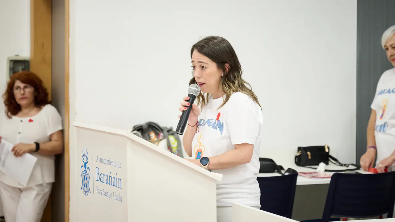 Acto de entrega de premios previo al Chupinazo de fiestas de Barañáin 2025. PABLO LASAOSA