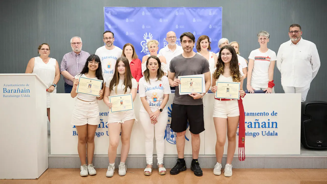 Acto de entrega de premios previo al Chupinazo de fiestas de Barañáin 2025. PABLO LASAOSA