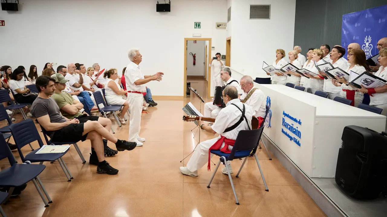 Acto de entrega de premios previo al Chupinazo de fiestas de Barañáin 2025. PABLO LASAOSA