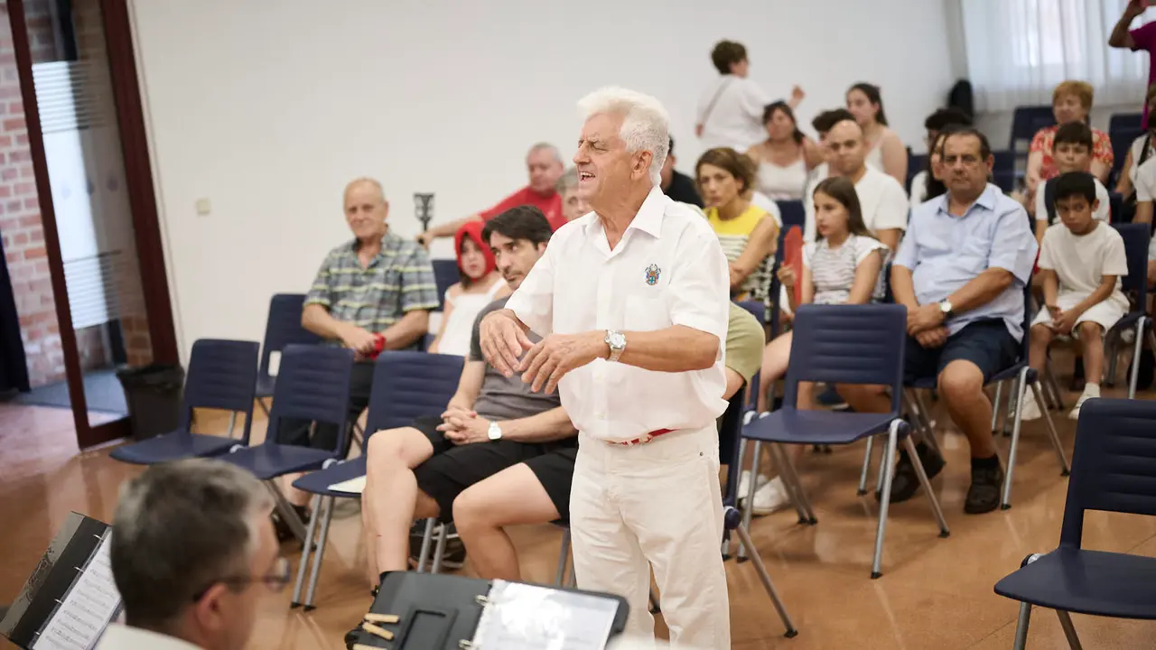 Acto de entrega de premios previo al Chupinazo de fiestas de Barañáin 2025. PABLO LASAOSA