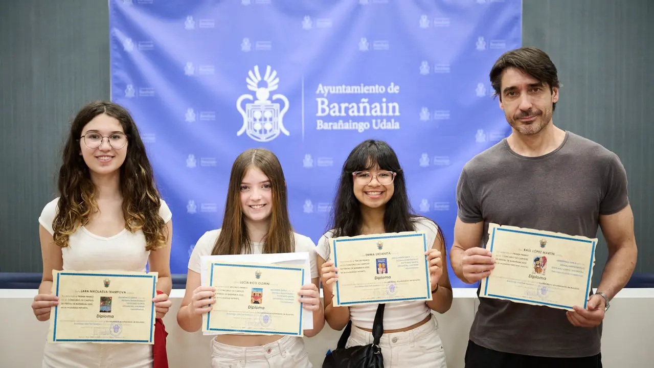 Acto de entrega de premios previo al Chupinazo de fiestas de Barañáin 2025. PABLO LASAOSA