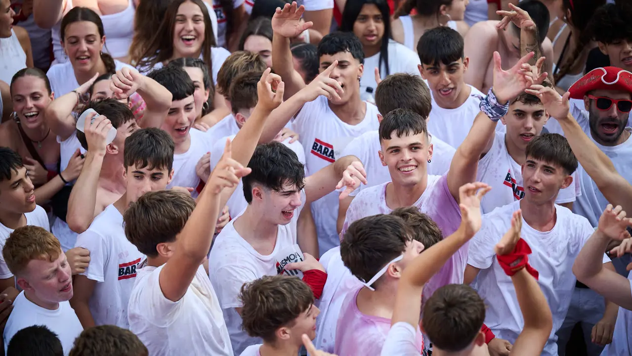 Cientos de personas celebran el Chupinazo de fiestas de Barañáin 2025. PABLO LASAOSA