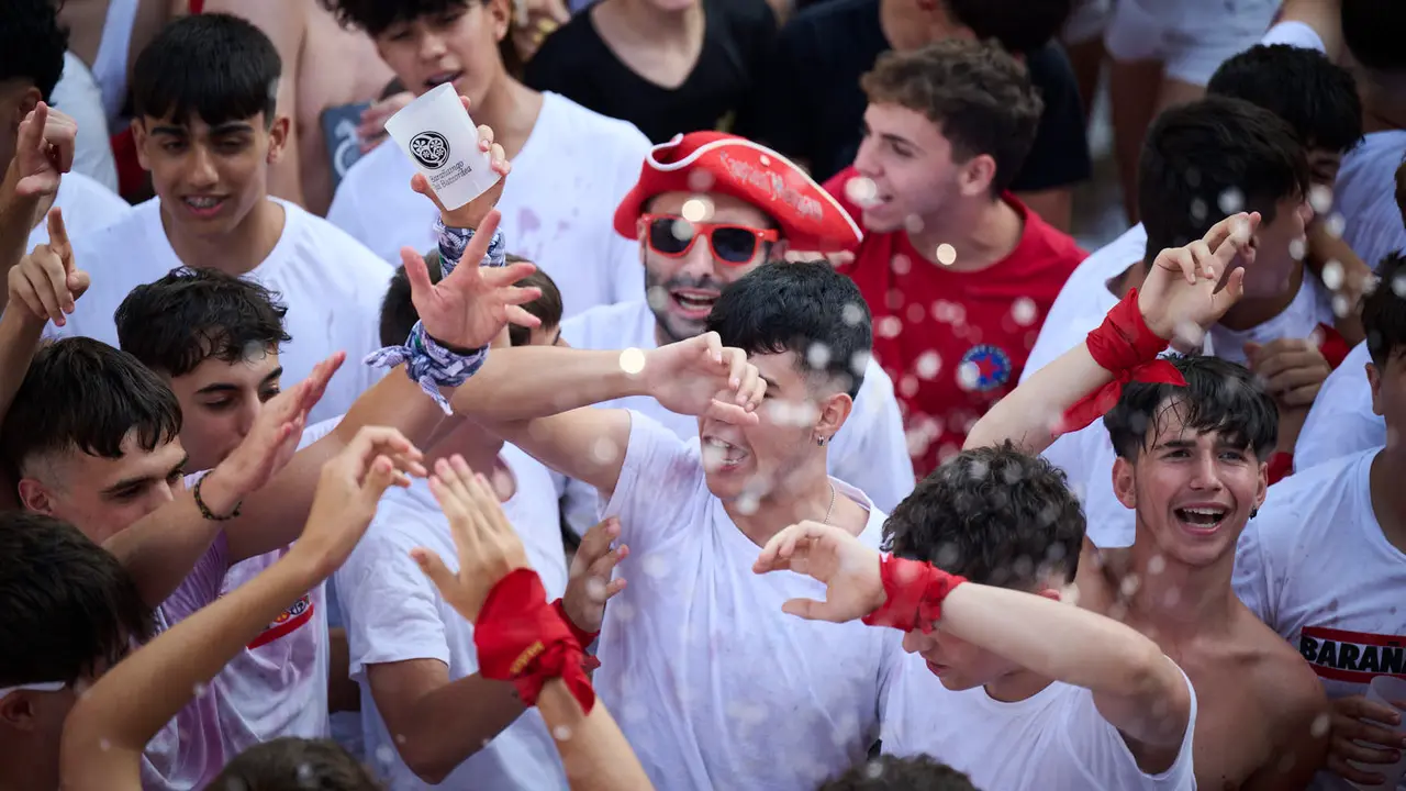 Cientos de personas celebran el Chupinazo de fiestas de Barañáin 2025. PABLO LASAOSA