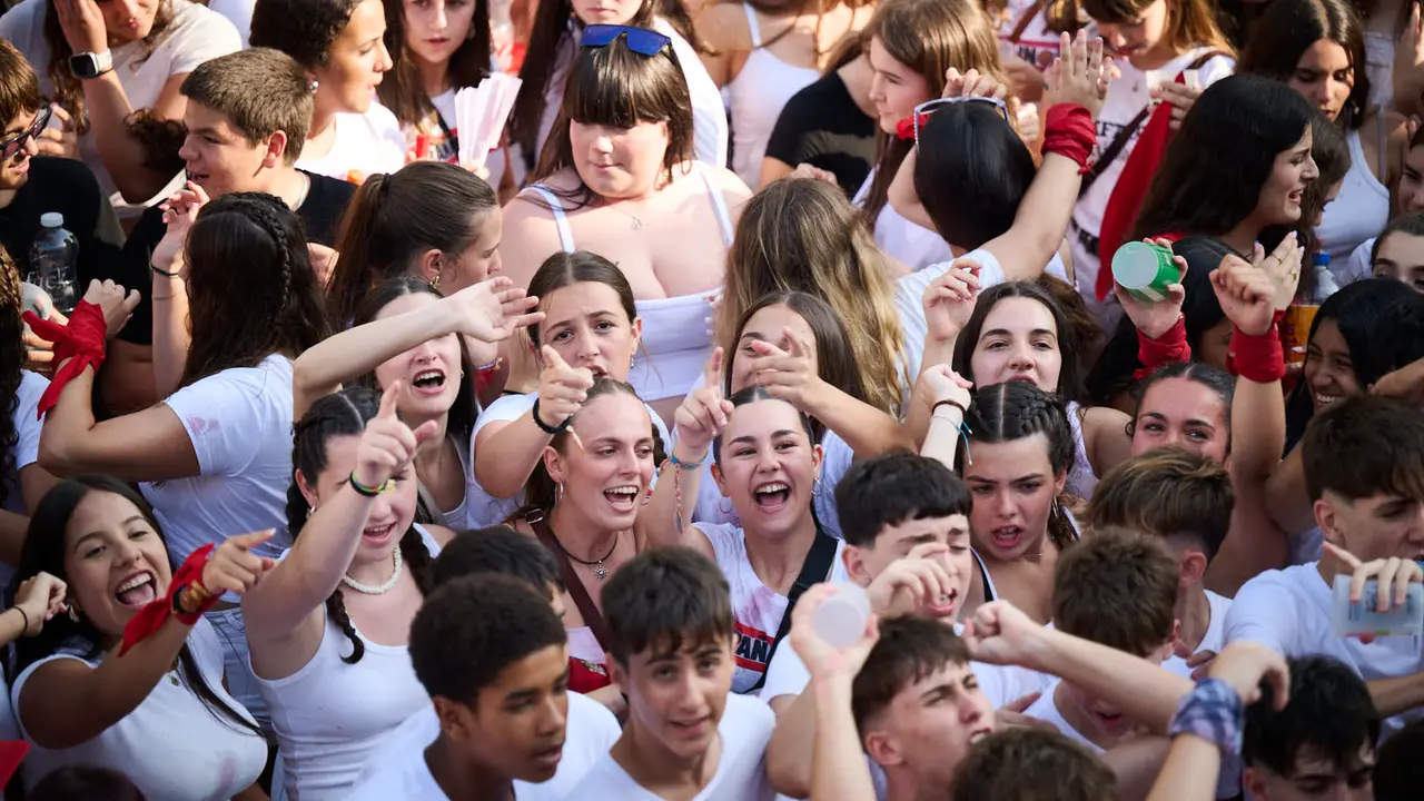 Cientos de personas celebran el Chupinazo de fiestas de Barañáin 2025. PABLO LASAOSA
