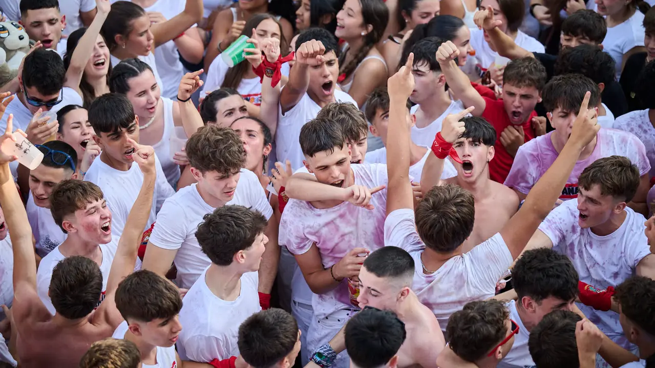 Cientos de personas celebran el Chupinazo de fiestas de Barañáin 2025. PABLO LASAOSA
