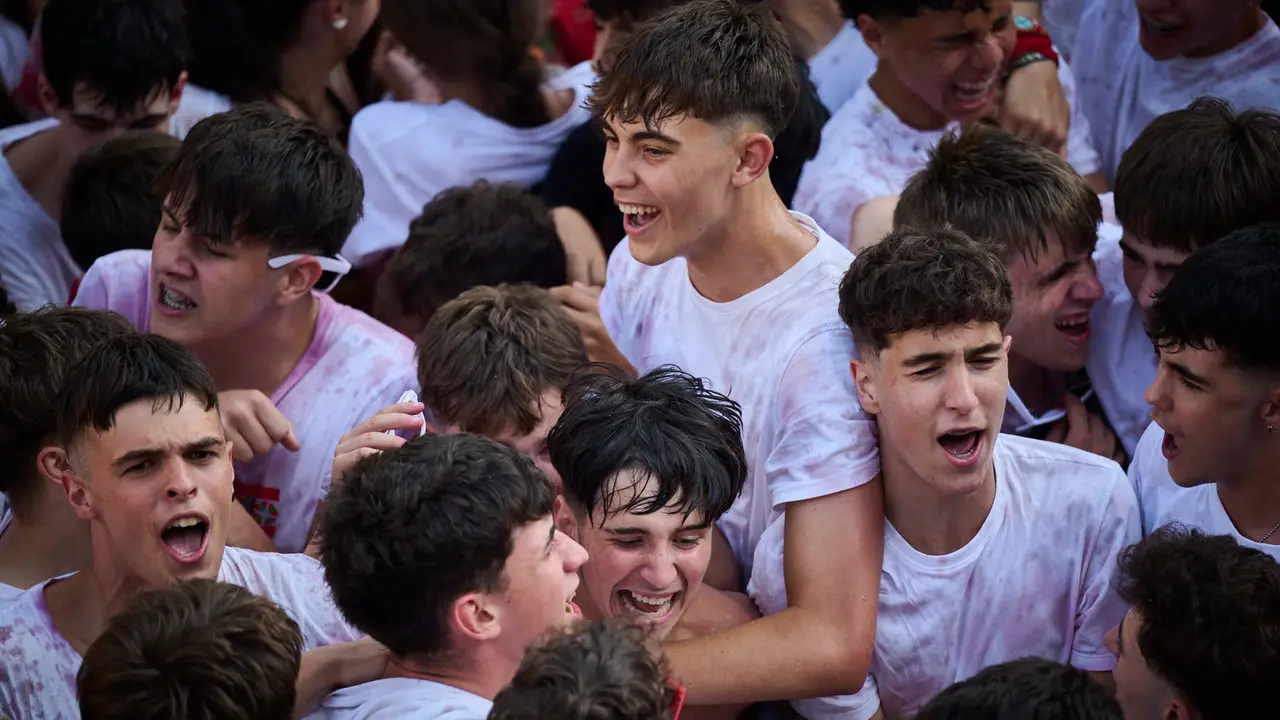 Cientos de personas celebran el Chupinazo de fiestas de Barañáin 2025. PABLO LASAOSA