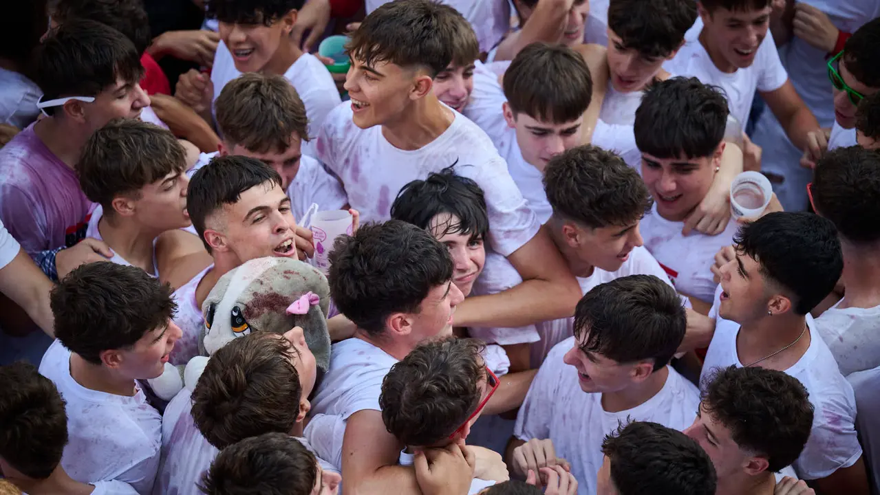 Cientos de personas celebran el Chupinazo de fiestas de Barañáin 2025. PABLO LASAOSA