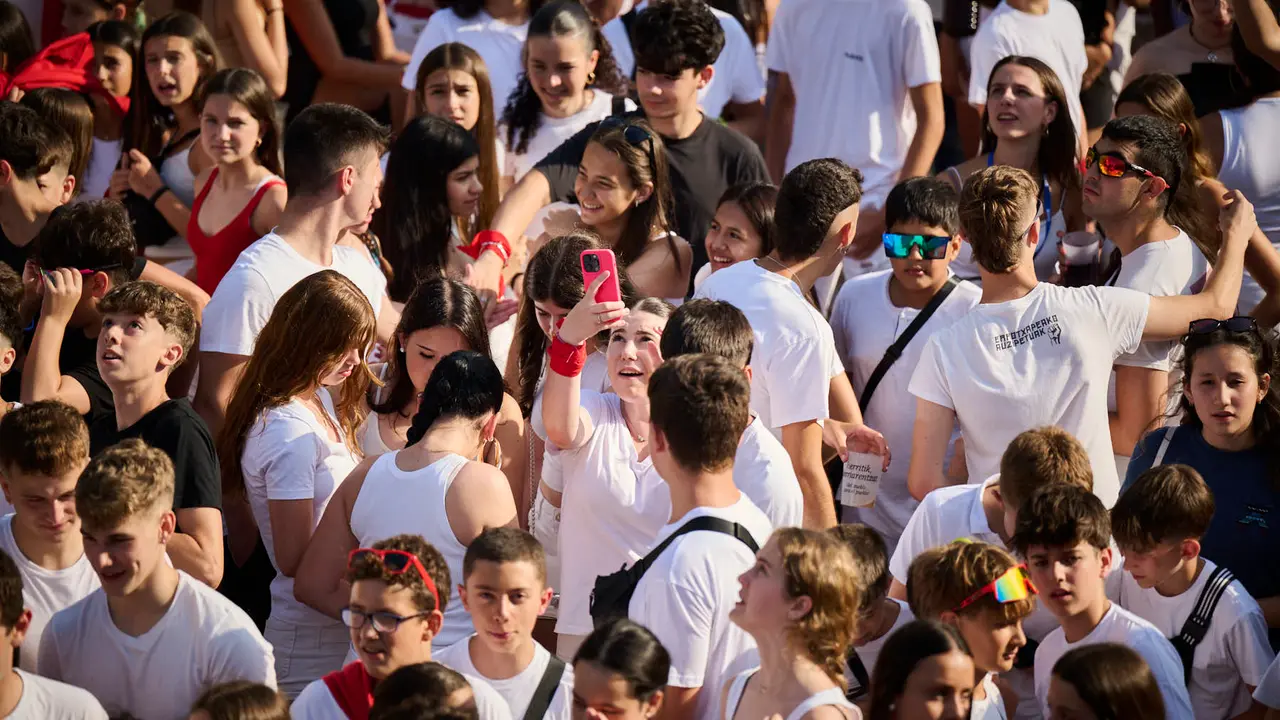 Cientos de personas celebran el Chupinazo de fiestas de Barañáin 2025. PABLO LASAOSA