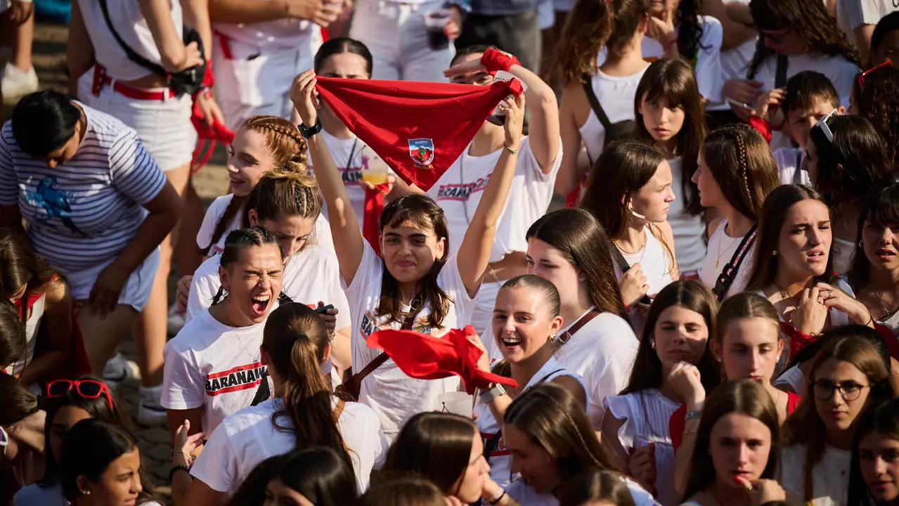 Cientos de personas celebran el Chupinazo de fiestas de Barañáin 2025. PABLO LASAOSA