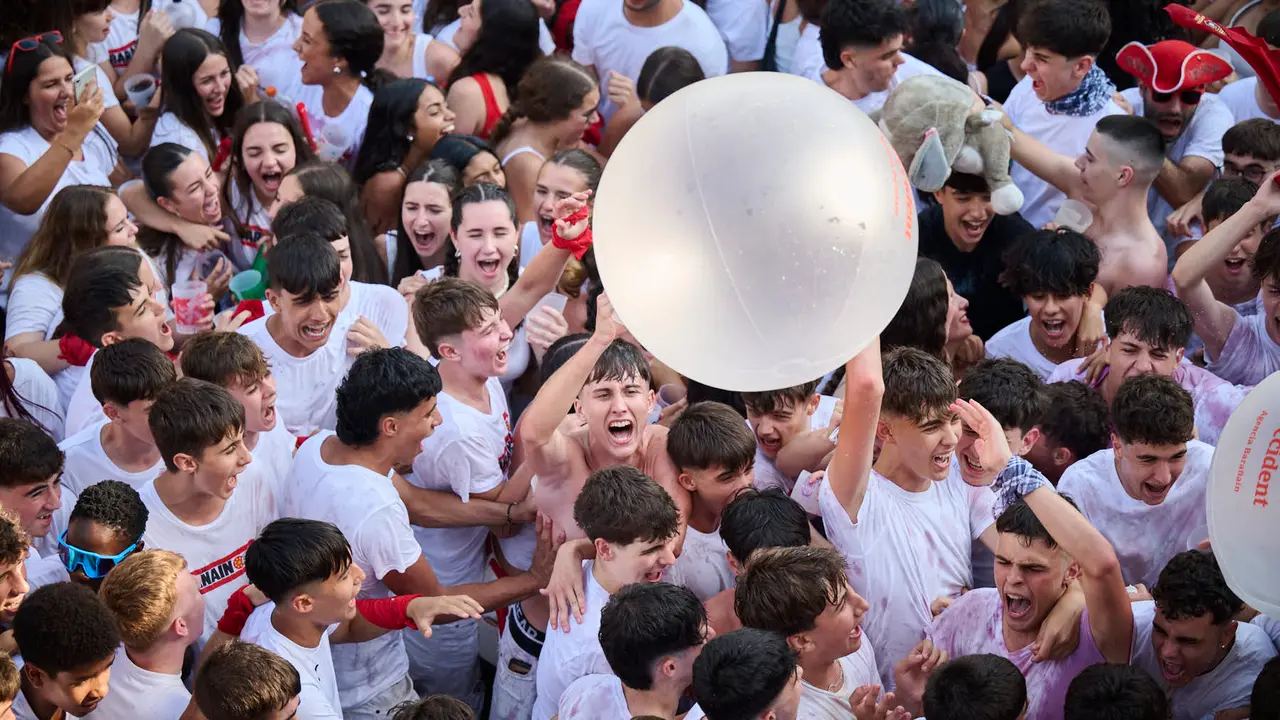 Cientos de personas celebran el Chupinazo de fiestas de Barañáin 2025. PABLO LASAOSA