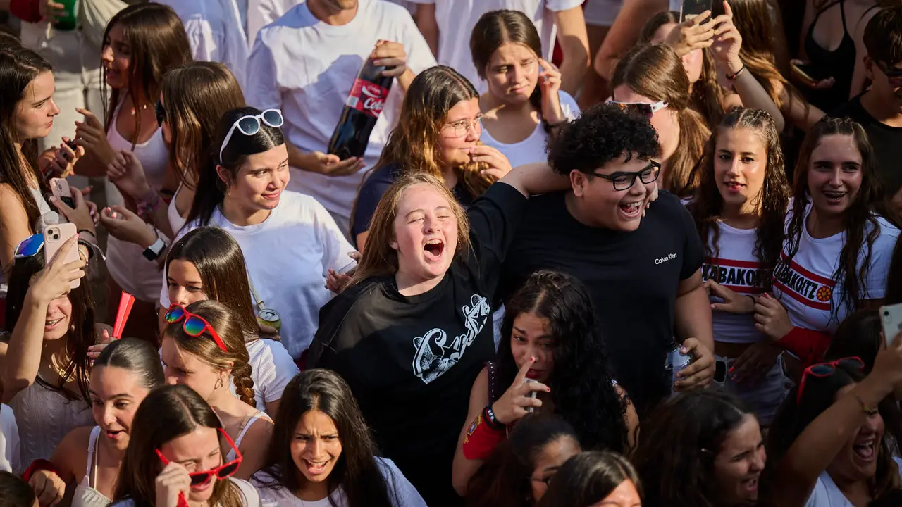 Cientos de personas celebran el Chupinazo de fiestas de Barañáin 2025. PABLO LASAOSA