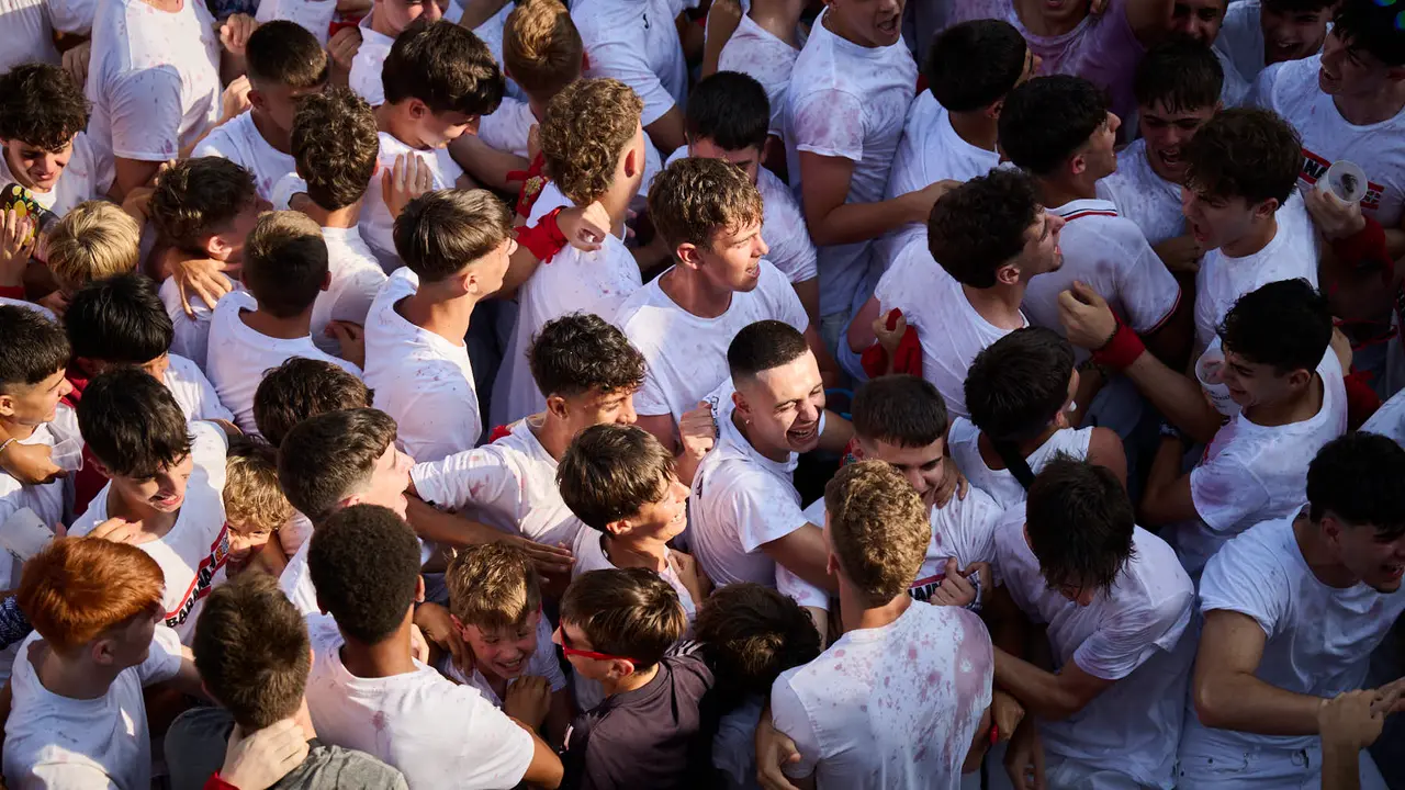 Cientos de personas celebran el Chupinazo de fiestas de Barañáin 2025. PABLO LASAOSA