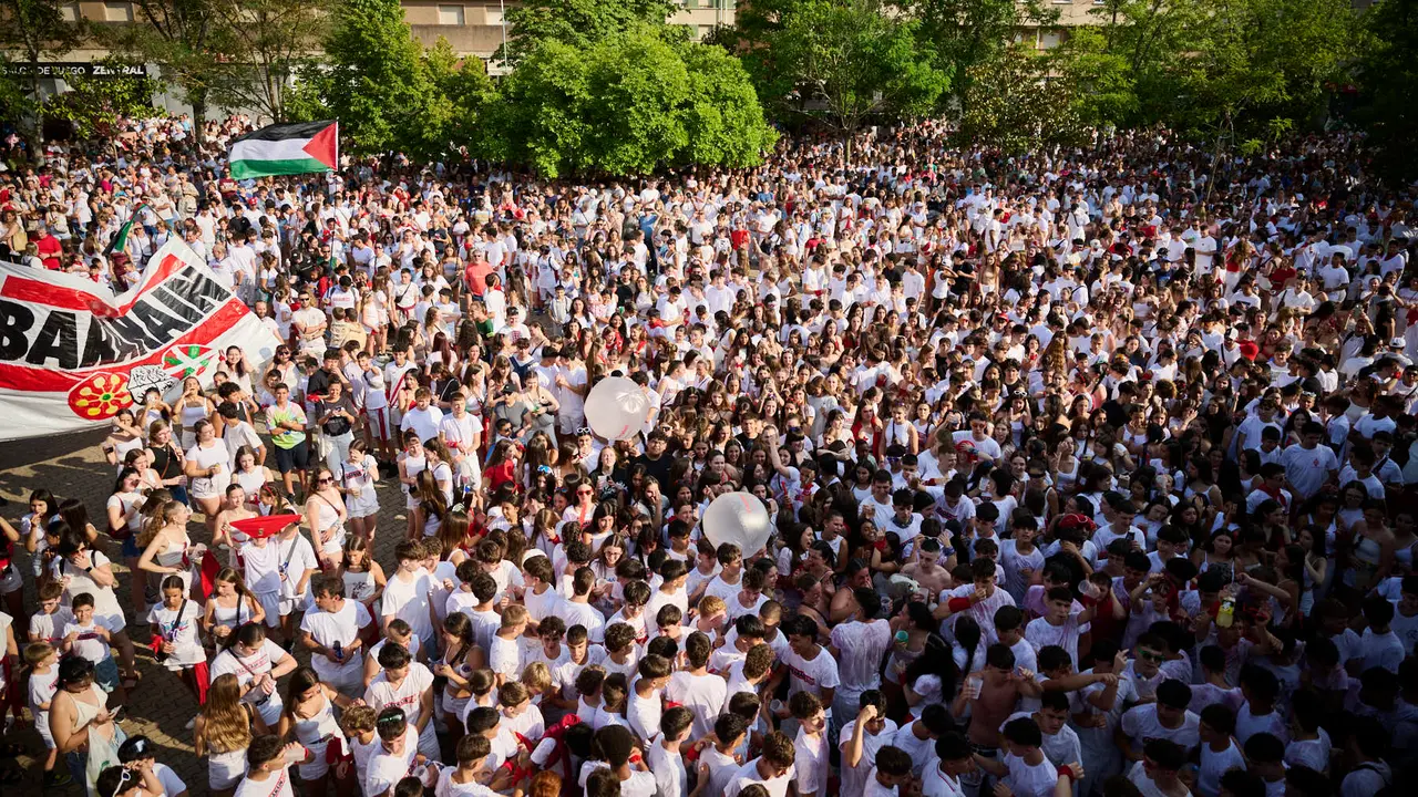 Cientos de personas celebran el Chupinazo de fiestas de Barañáin 2025. PABLO LASAOSA