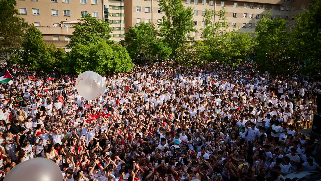 Cientos de personas celebran el Chupinazo de fiestas de Barañáin 2025. PABLO LASAOSA
