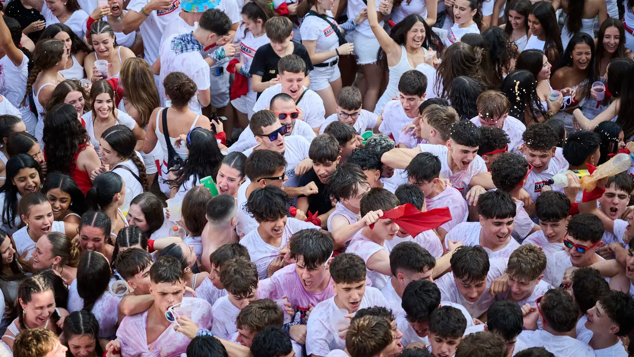 Cientos de personas celebran el Chupinazo de fiestas de Barañáin 2025. PABLO LASAOSA