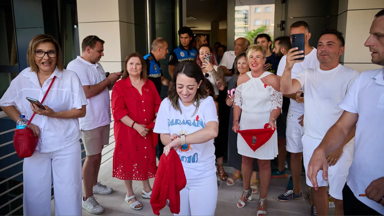 Cientos de personas celebran el Chupinazo de fiestas de Barañáin 2025. PABLO LASAOSA