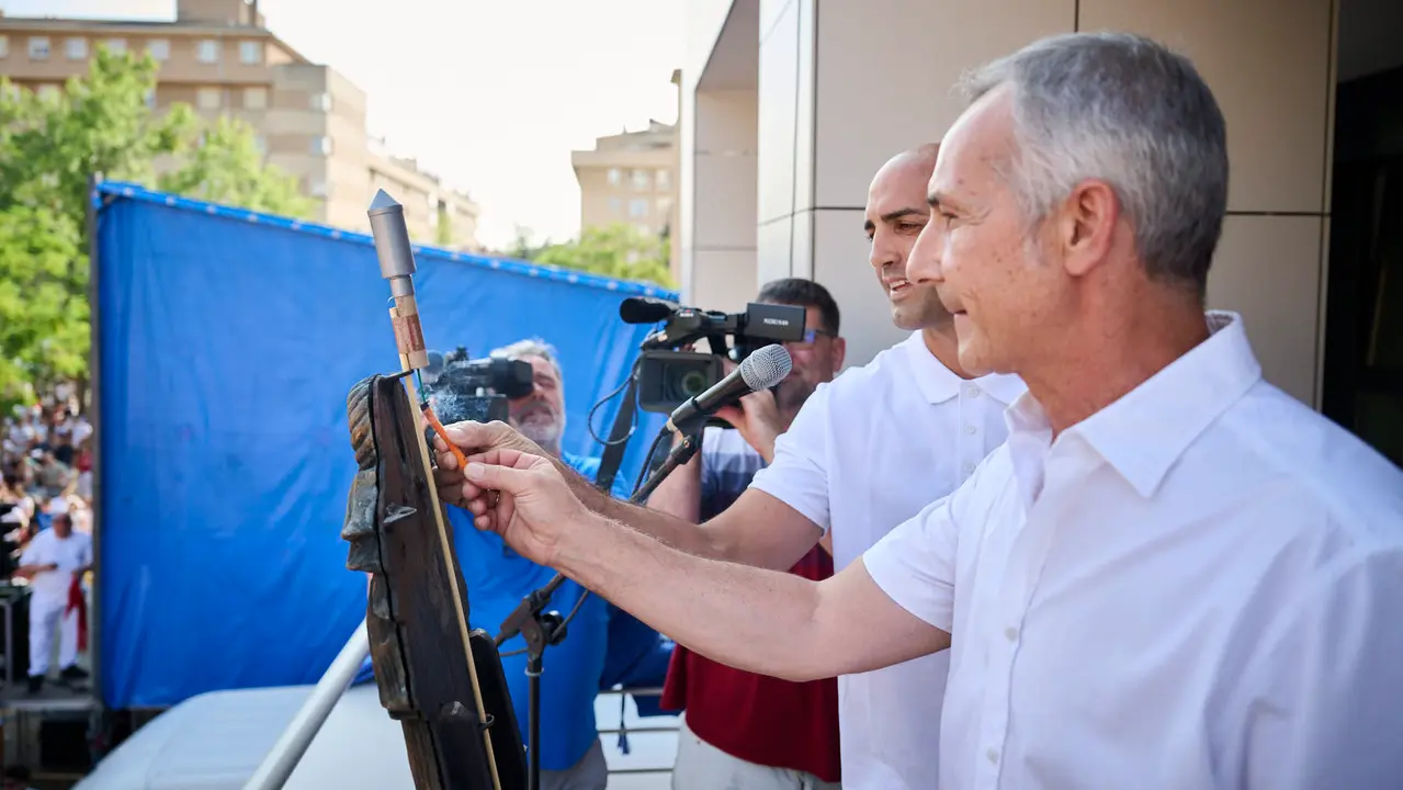 Cientos de personas celebran el Chupinazo de fiestas de Barañáin 2025. PABLO LASAOSA