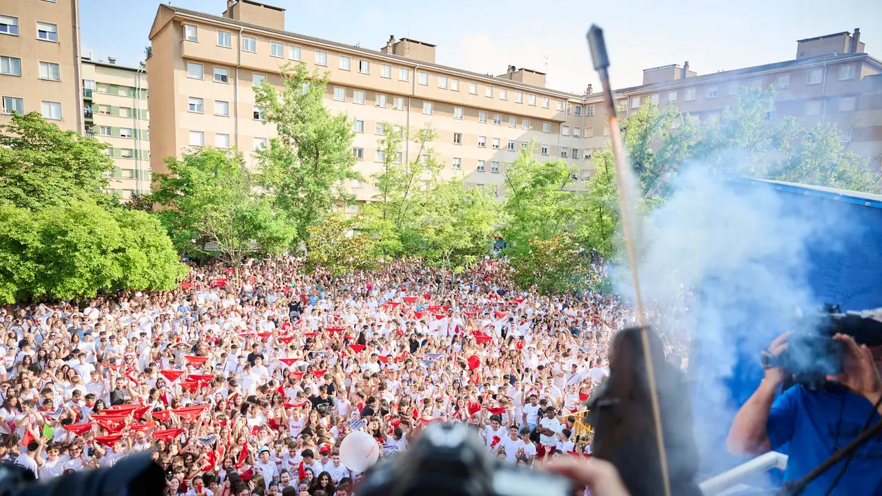 Cientos de personas celebran el Chupinazo de fiestas de Barañáin 2025. PABLO LASAOSA