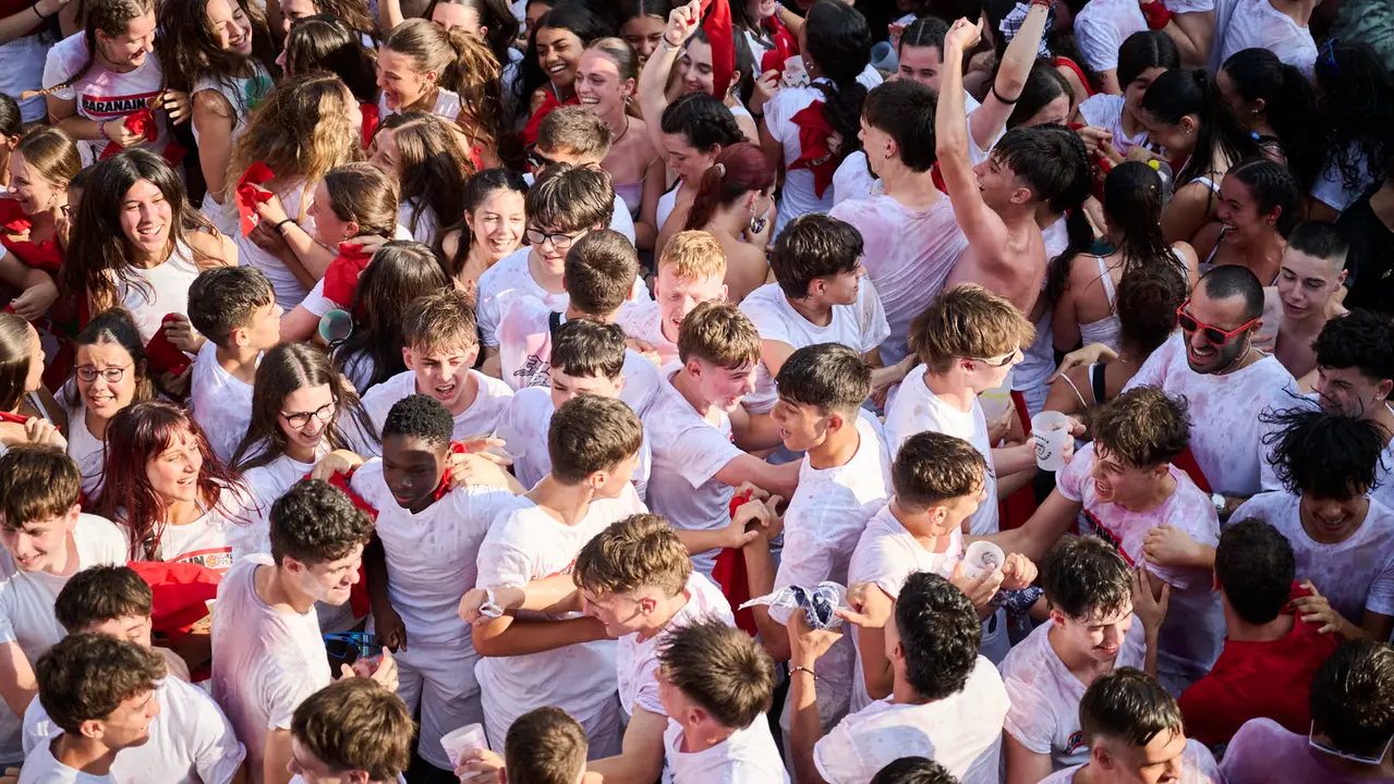 Cientos de personas celebran el Chupinazo de fiestas de Barañáin 2025. PABLO LASAOSA