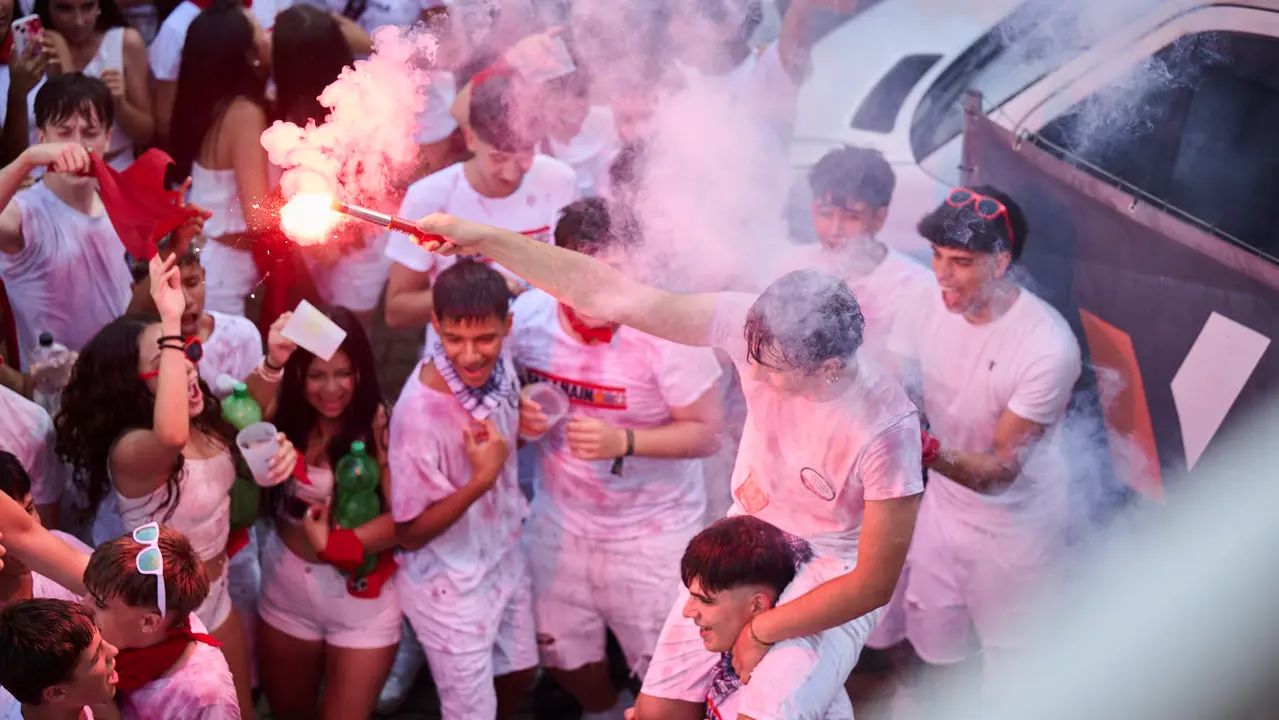 Cientos de personas celebran el Chupinazo de fiestas de Barañáin 2025. PABLO LASAOSA