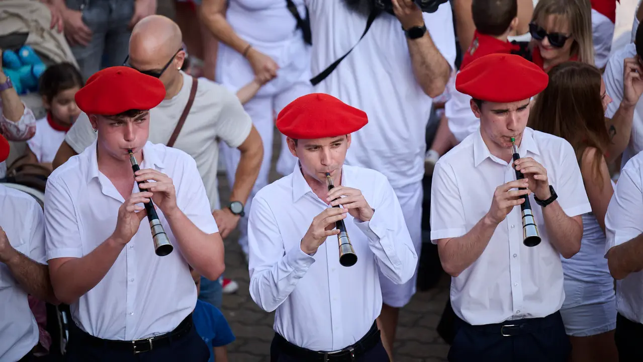 Cientos de personas celebran el Chupinazo de fiestas de Barañáin 2025. PABLO LASAOSA