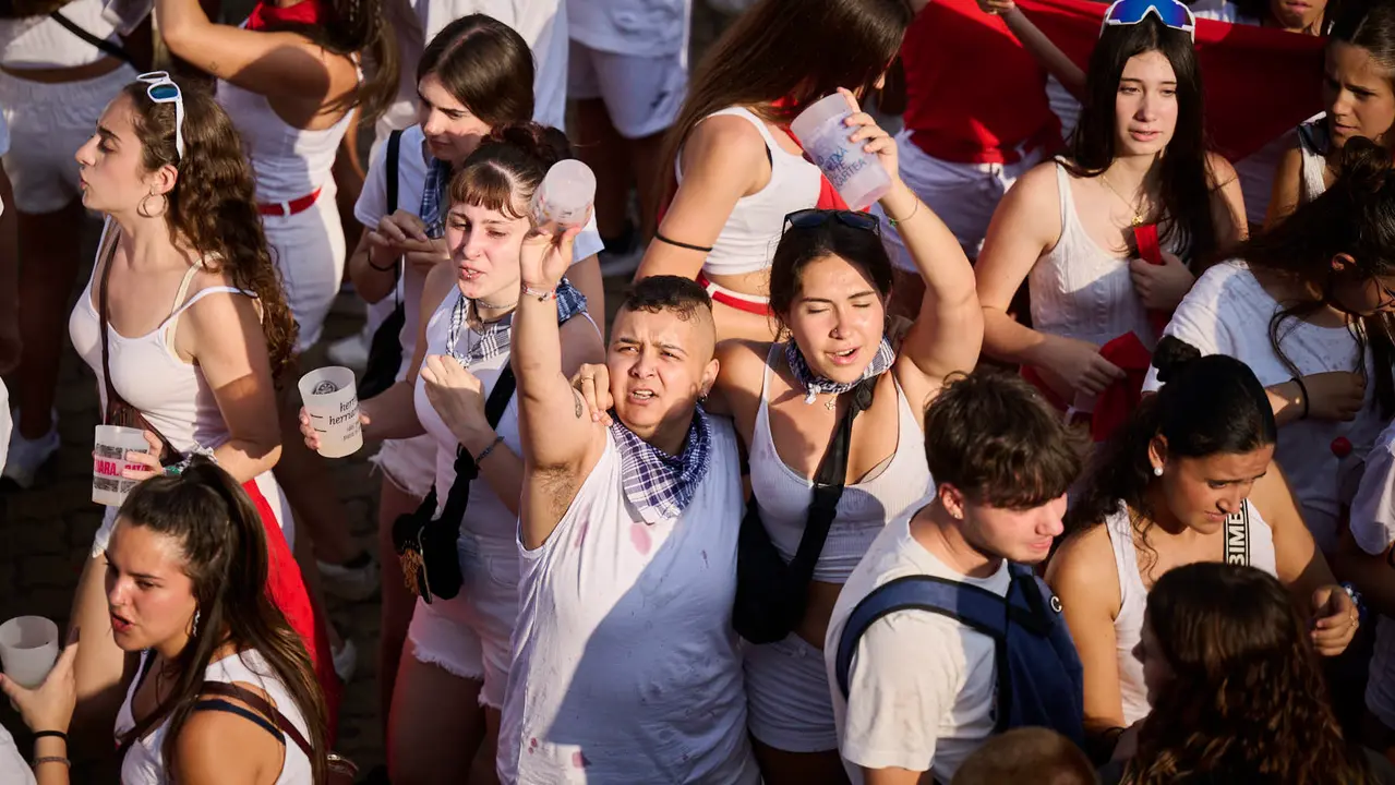 Cientos de personas celebran el Chupinazo de fiestas de Barañáin 2025. PABLO LASAOSA