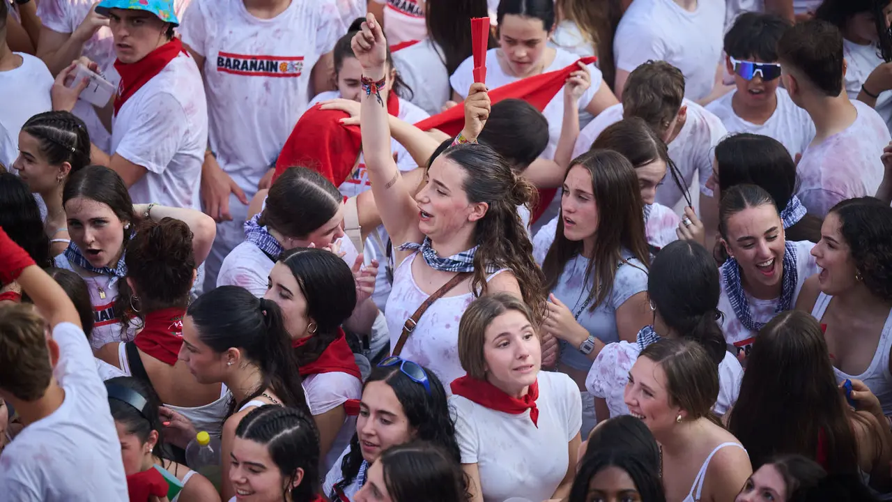 Cientos de personas celebran el Chupinazo de fiestas de Barañáin 2025. PABLO LASAOSA
