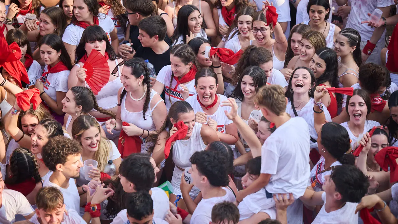 Cientos de personas celebran el Chupinazo de fiestas de Barañáin 2025. PABLO LASAOSA